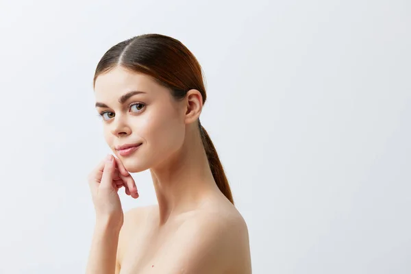 Portret Van Een Vrouw Die Lacht Een Geïsoleerde Achtergrond Hoge — Stockfoto