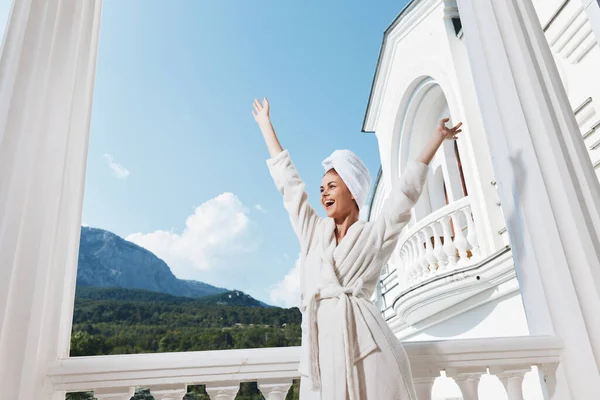 Ritratto Donna Che Posa Sullo Sfondo Delle Montagne Sul Balcone — Foto Stock