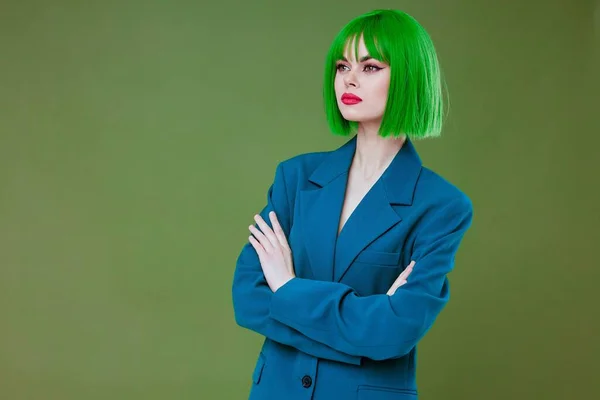Πορτρέτο Μιας Γοητευτικής Κυρίας Στο Πράσινο Υψηλής Ποιότητας Φωτογραφία — Φωτογραφία Αρχείου