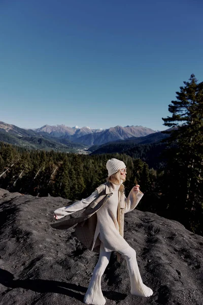 Stylowa kobieta Cliffs góry moda pozowanie natura świeże powietrze styl życia — Zdjęcie stockowe