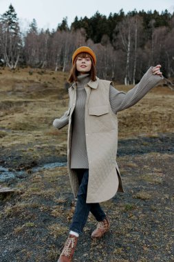 Genç kadın sonbahar hava durumu dağları manzarası için dışarı çıkıyor.