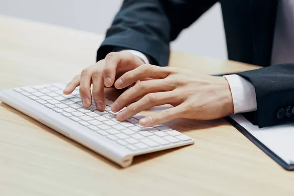 Manažer sedí u stolu před počítačem emoce Workspace — Stock fotografie