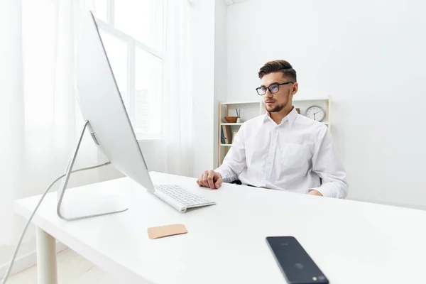 Üzletemberek szemüveges ül egy íróasztal iroda dolgozott ügyvezető — Stock Fotó