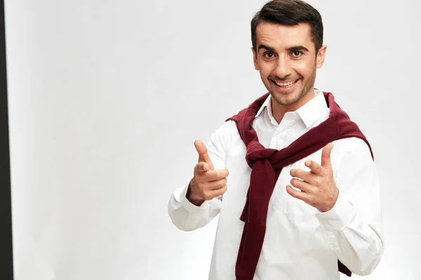 Manager in een wit shirt trui op de schouders pensive look bril geïsoleerde achtergrond — Stockfoto