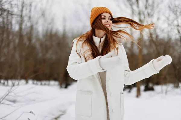 Ritratto di una donna in abiti invernali in un cappello divertente paesaggio invernale aria fresca — Foto Stock