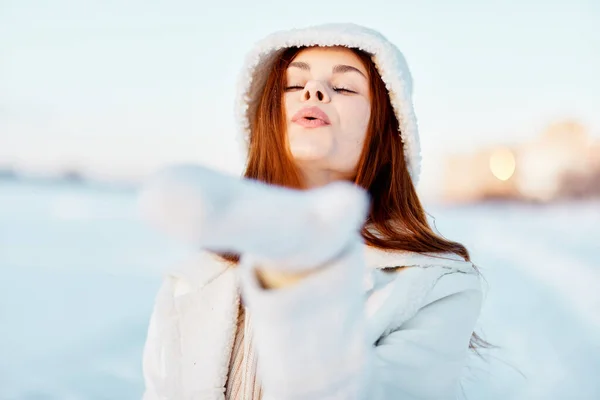 美丽的女人冬天的衣服走雪地寒假旅行 — 图库照片