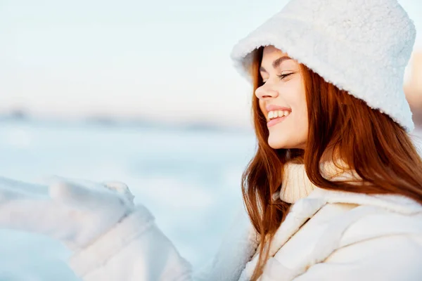 Joven sonrisa humor invierno caminar blanco abrigo estilo de vida —  Fotos de Stock