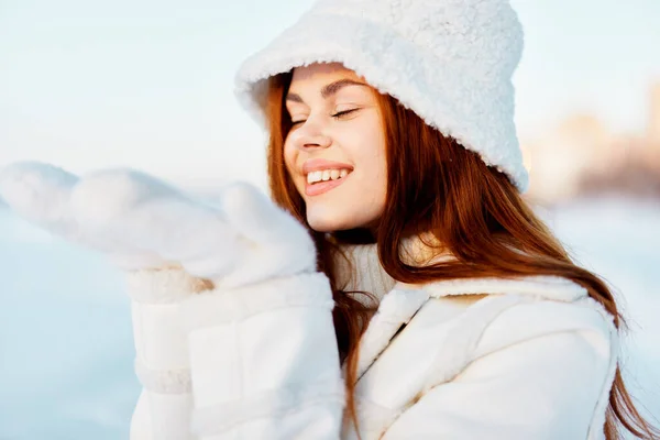 Genç kadın kış havası, kar, dinlenme havası. — Stok fotoğraf