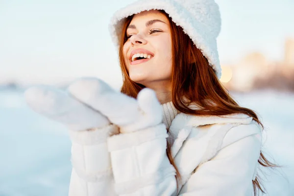 Genç bayan kışlık giysiler kar yürüyüşü soğuk tatil temiz hava — Stok fotoğraf