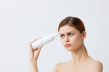 Portre kadın vücut losyonu gençleştirme kozmetik ürünleri Gri arka plan