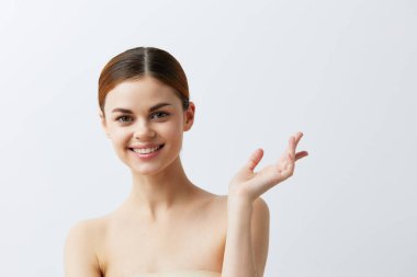 Portre kadın gülümseyen kadın çıplak omuzlar temiz cilt cazibesi izole edilmiş arka plan