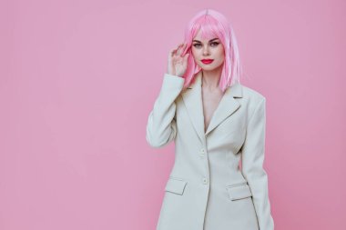Güzel, modaya uygun çekici bir kız beyaz ceketli, pembe peruklu stüdyo modeli değiştirilmemiş.