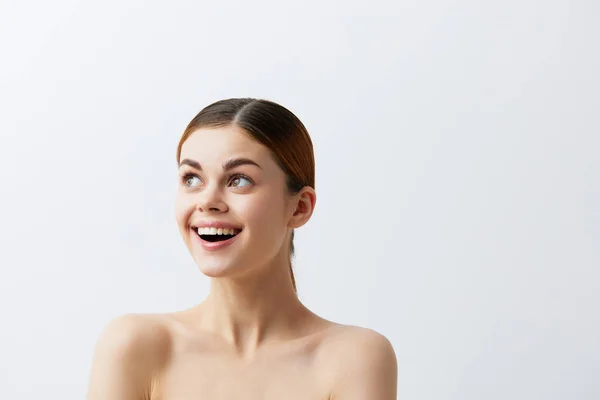 깨끗 한 피부 매력을 지닌 여성의 얼굴을 미소짓는 여성의 독특 한 배경 모델 — 스톡 사진