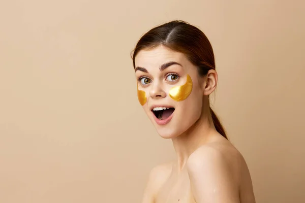 Wanita cantik warna emas di wajah latar belakang terisolasi — Stok Foto