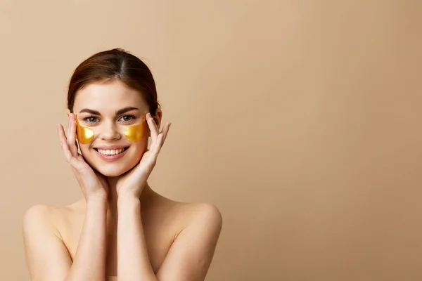 Perempuan perawatan wajah wajah patch bahu telanjang higienitas latar beige — Stok Foto