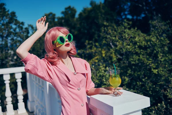 Mulher glamourosa com cabelo rosa coquetel de verão bebida refrescante Dia de verão — Fotografia de Stock