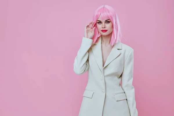 Hermosa chica de moda atractiva mirada blanca chaqueta rosa peluca estudio modelo inalterado — Foto de Stock