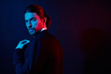 Ceketli şık bir adam kendine güvenen bir yaşam modeli.