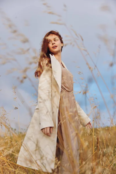 Bonita mujer caminar en el campo otoño temporada concepto —  Fotos de Stock