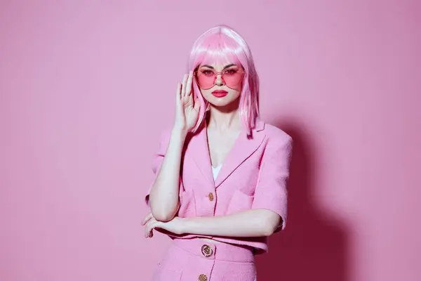 Menina elegante bonita gesticulando com as mãos rosa jaqueta estilo de vida glamour inalterado — Fotografia de Stock