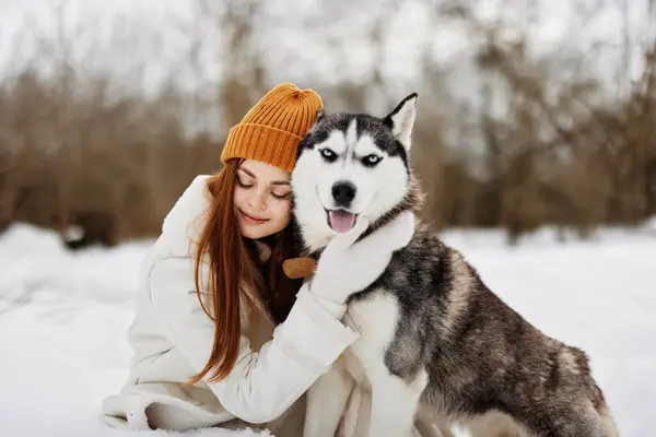 在雪地里与狗玩耍的女人的肖像友谊新鲜的空气 — 图库照片
