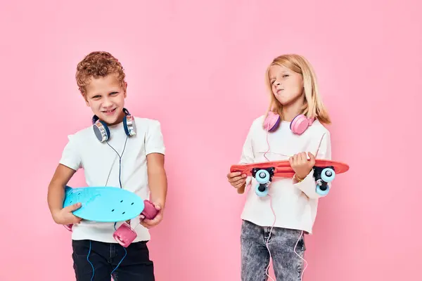 Ragazzo e ragazza stanno giocando insieme stile di vita attivo infanzia — Foto Stock