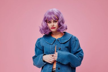 Pozitif genç kadın kot giyimi moda modern tarz pembe arka plan değiştirilmemiş