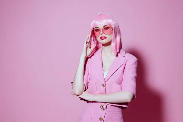 Joven mujer positiva gesto con las manos chaqueta rosa estilo de vida glamour monocromo tiro inalterado —  Fotos de Stock