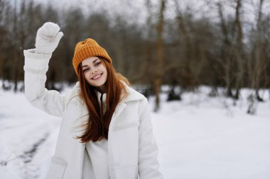 Bir kadın portresi. Kışın arazide yürüyüş. Açık hava eğlencesi.