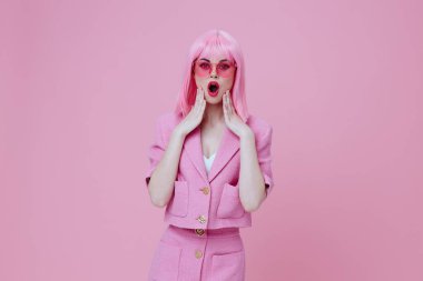 Çekici bir bayan portresi parlak makyaj pembe saç büyüleyici gözlükler pembe arka plan değiştirilmemiş