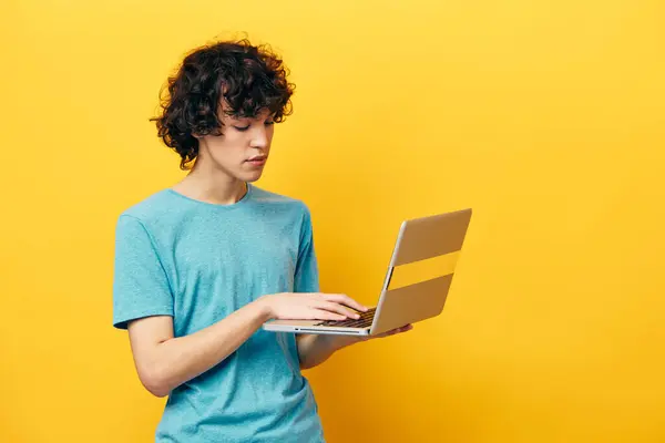 Freelancer em camisetas azuis com internet laptop fundos isolados — Fotografia de Stock