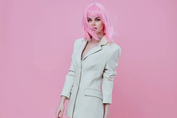 Pozitif genç kadın çekici beyaz ceketli pembe peruklu arka plan değiştirilmemiş — Stok fotoğraf