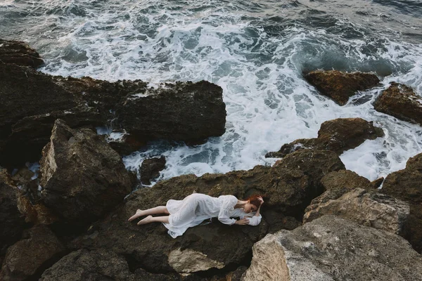海岸に白いウェディングドレスの長い髪の魅力的な女性 濡れた髪の休暇の概念 — ストック写真