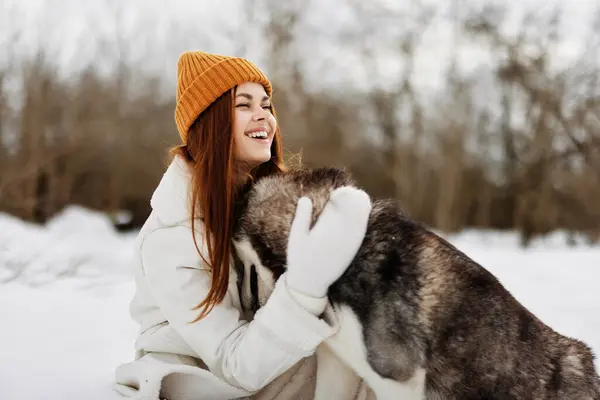 Portrét ženy venku na poli v zimě procházky se psem zimní dovolená — Stock fotografie
