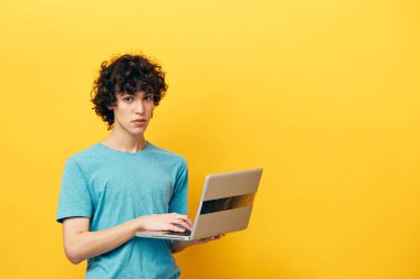 Bilgisayarlı serbest çalışan online finansman izole edilmiş arka planlar