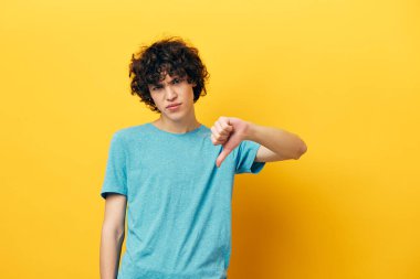 Duyguları aşağıla mavi tişört sarı arkaplan