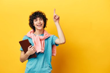 Bir kitap kolejinde okuyan bir öğrenci pembe ceket kırpılmış manzara öğreniyor.