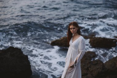 Gelinlik giymiş güzel bir kadın. Okyanus dalgası.