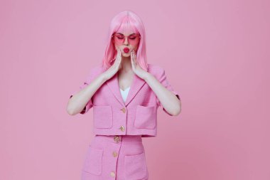 Pembe ceketli, değişmemiş genç kadın el kol hareketleri.