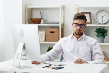 Beyaz gömlekli işadamları bilgisayar işleri belgelendirme teknolojisinde oturuyorlar.