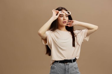 Tişört stüdyosu modeli içinde güzel bir kadın çekici, çekici, çekici, siyah gözlükler.