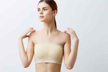 Temiz cilt bakımı pozu veren genç bir kadın.