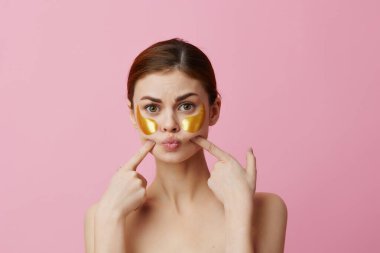 Güzel kadın cilt bakımı yüzü çıplak omuzları kaplıyor.