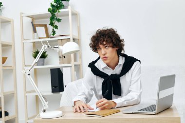 adam çevrimiçi bilgisayar öğreniyor ev içi iletişim