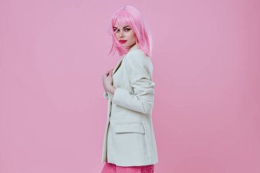 Güzel, genç, modern tarz pembe saçlar. Kırmızı dudaklı, değişmemiş model.