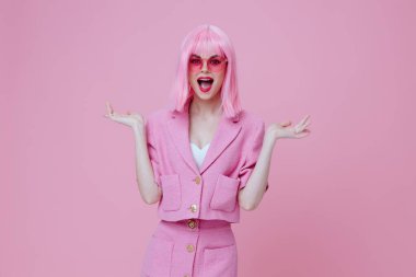 Genç bir kadının portresi, elleri ile pembe ceketli, monokrom pozu değiştirilmemiş.