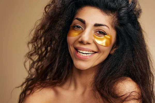 Glückliche Attraktive Latino Frau Mit Goldenen Hydrogelflecken Unter Dem Augenlächeln — Stockfoto