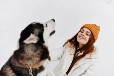 Genç bir kadın kışın bir tarlada köpek yaşam tarzıyla yürüyor. Yüksek kalite fotoğraf