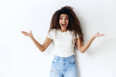 Vay canına, haberler iyi. Ağzı açık, el ele tutuşmuş, kameraya bakıp 