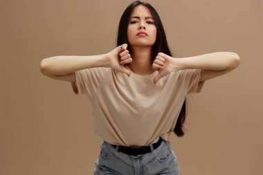 Tişört içinde güzel bir kadın çekici görünüyor. Hayat tarzında. Yüksek kalite fotoğraf